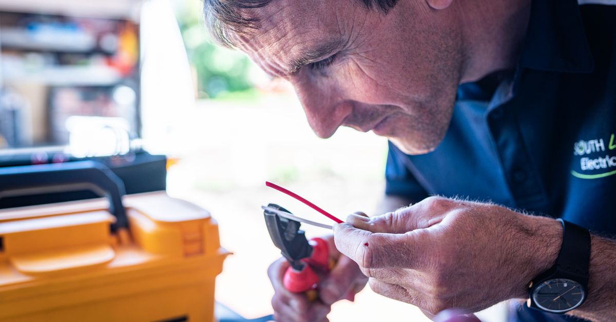 Importance of Practical Experience in the Auto Electrician Qualification Process